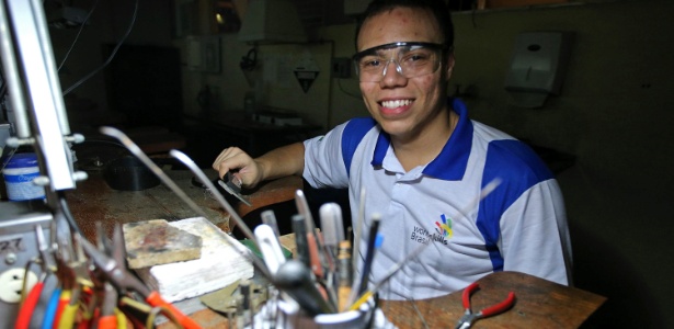 aluno-de-joalheria-do-senai-rio-leonardo-fonseca-vai-representar-o-brasil-no-concurso-world-skills-1432227868421 615x300