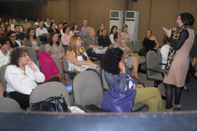  Lançamento do Preview de TendênciasRegina Machado e o público no lançamento do Caderno de Tendências  
